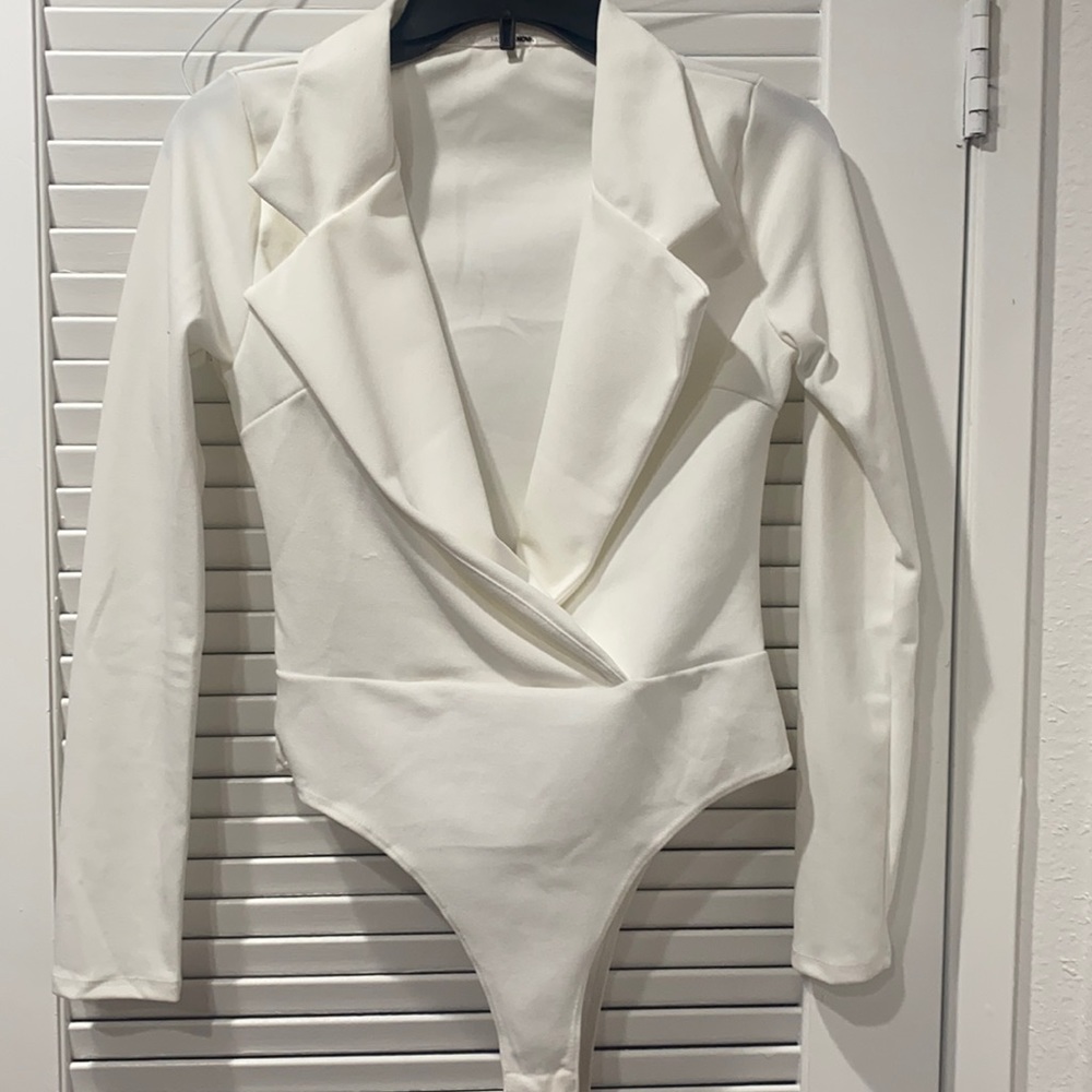 White plung vneck collard bodysuit